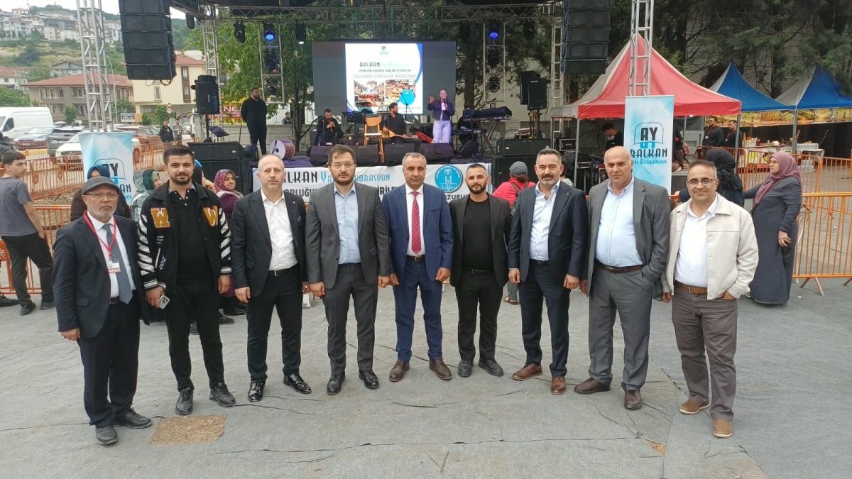 Serdivan’da düzenlenen Erzurum Cağ Kebabı Festivali’nin üçüncü günü, ünlü sanatçı Uğur Işılak’ın sahne aldığı muhteşem konserle adeta dolup taştı. Binlerce Sakaryalının akın ettiği festival alanında, coşku ve lezzet bir araya