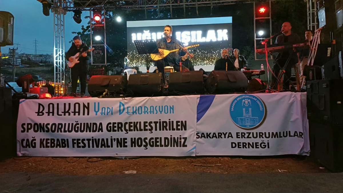 Serdivan’da düzenlenen Erzurum Cağ Kebabı Festivali’nin üçüncü günü, ünlü sanatçı Uğur Işılak’ın sahne aldığı muhteşem konserle adeta dolup taştı. Binlerce Sakaryalının akın ettiği festival alanında, coşku ve lezzet bir araya