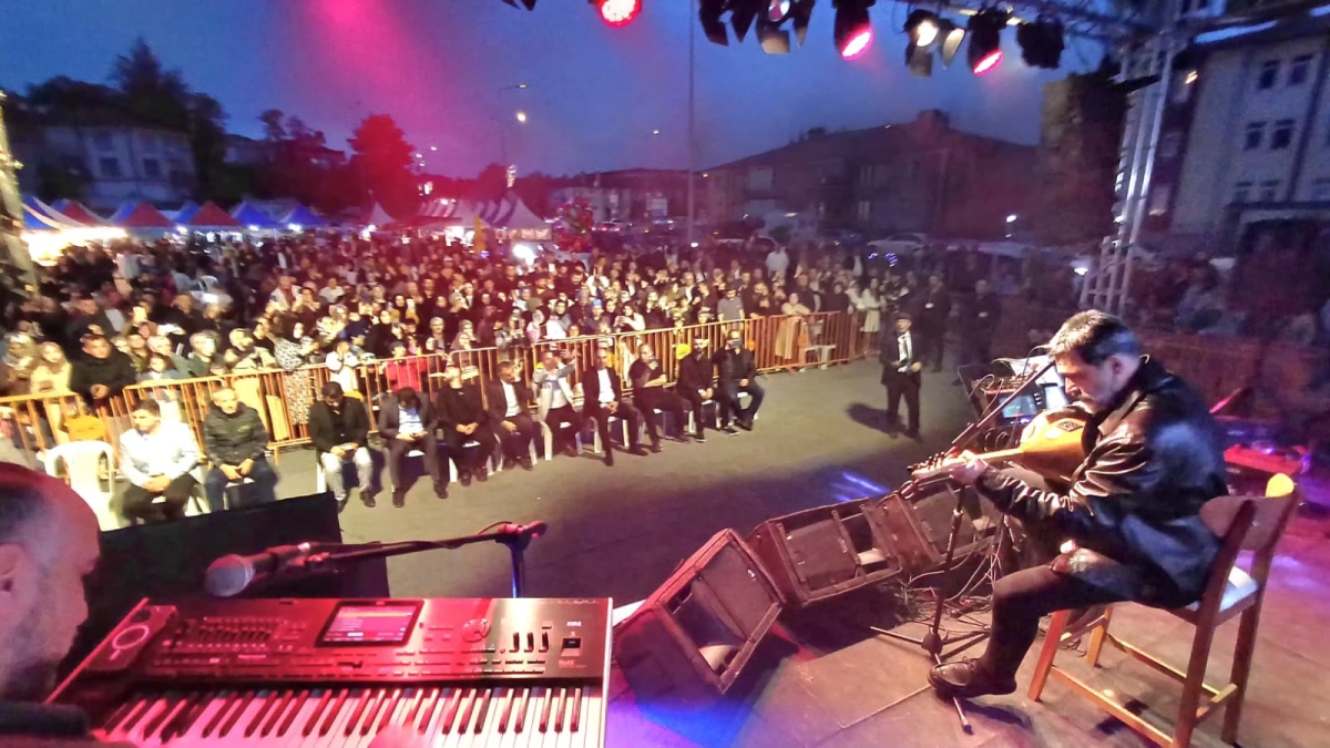 Serdivan’da düzenlenen Erzurum Cağ Kebabı Festivali’nin üçüncü günü, ünlü sanatçı Uğur Işılak’ın sahne aldığı muhteşem konserle adeta dolup taştı. Binlerce Sakaryalının akın ettiği festival alanında, coşku ve lezzet bir araya