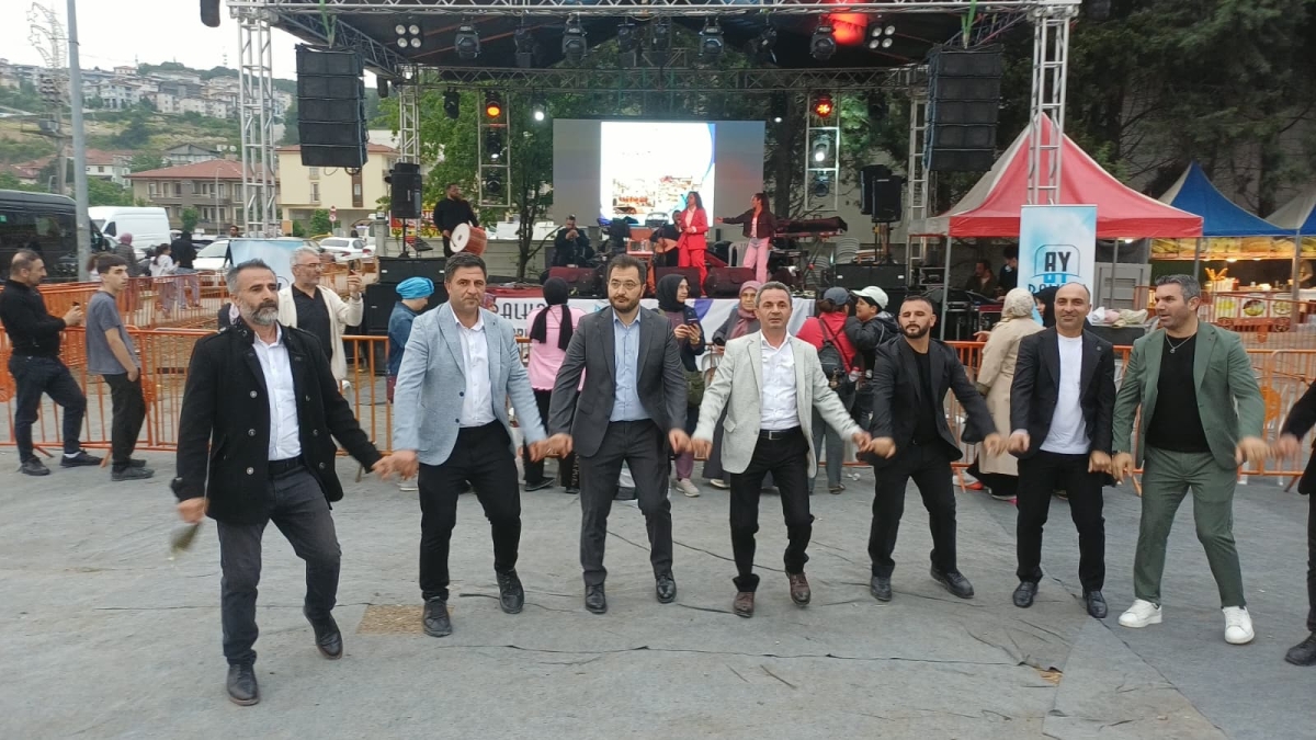 Serdivan’da düzenlenen Erzurum Cağ Kebabı Festivali’nin üçüncü günü, ünlü sanatçı Uğur Işılak’ın sahne aldığı muhteşem konserle adeta dolup taştı. Binlerce Sakaryalının akın ettiği festival alanında, coşku ve lezzet bir araya