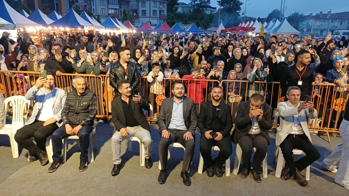 Serdivan’da düzenlenen Erzurum Cağ Kebabı Festivali’nin üçüncü günü, ünlü sanatçı Uğur Işılak’ın sahne aldığı muhteşem konserle adeta dolup taştı. Binlerce Sakaryalının akın ettiği festival alanında, coşku ve lezzet bir araya