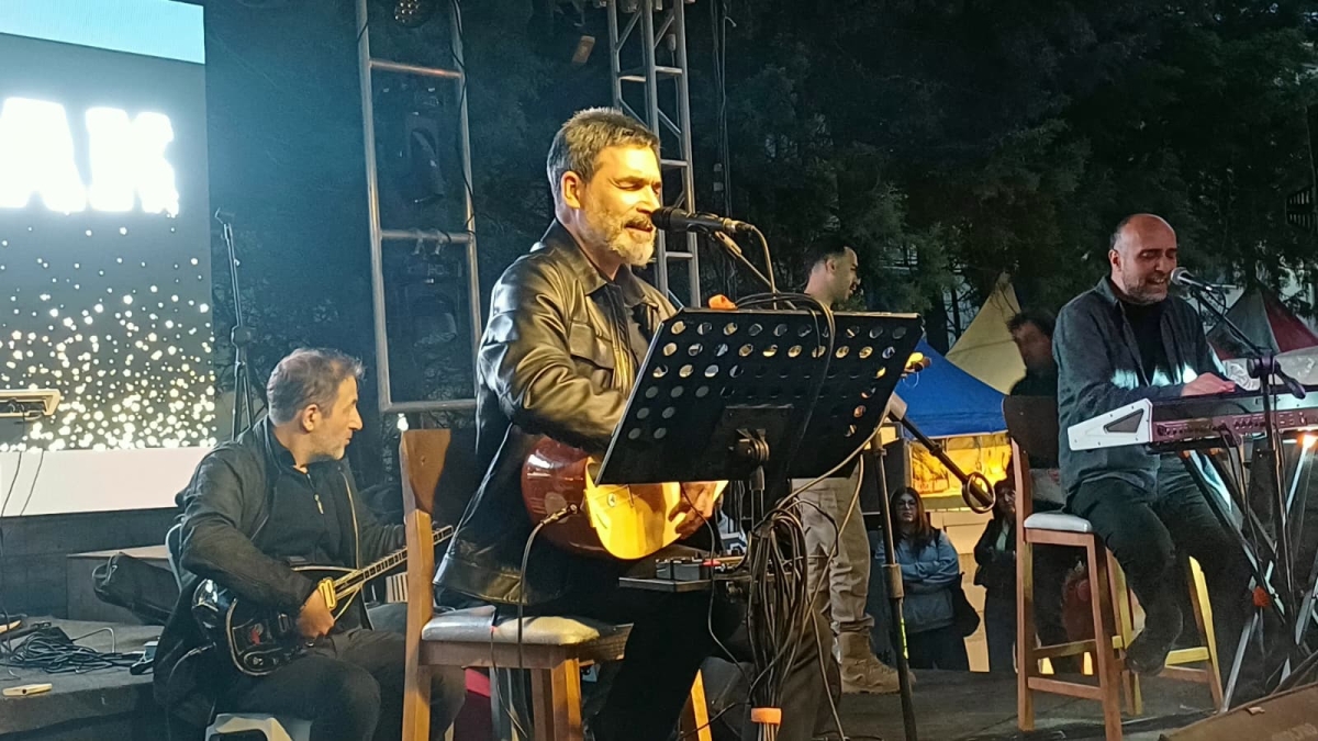 Serdivan’da düzenlenen Erzurum Cağ Kebabı Festivali’nin üçüncü günü, ünlü sanatçı Uğur Işılak’ın sahne aldığı muhteşem konserle adeta dolup taştı. Binlerce Sakaryalının akın ettiği festival alanında, coşku ve lezzet bir araya