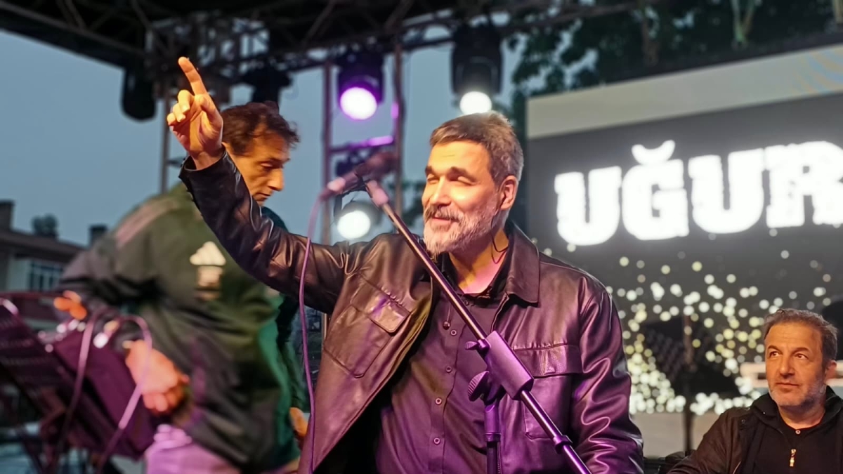 Serdivan’da düzenlenen Erzurum Cağ Kebabı Festivali’nin üçüncü günü, ünlü sanatçı Uğur Işılak’ın sahne aldığı muhteşem konserle adeta dolup taştı. Binlerce Sakaryalının akın ettiği festival alanında, coşku ve lezzet bir araya