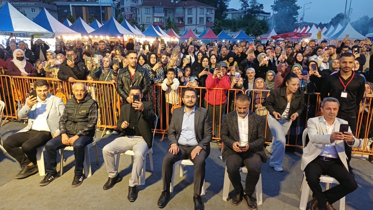 Serdivan’da düzenlenen Erzurum Cağ Kebabı Festivali’nin üçüncü günü, ünlü sanatçı Uğur Işılak’ın sahne aldığı muhteşem konserle adeta dolup taştı. Binlerce Sakaryalının akın ettiği festival alanında, coşku ve lezzet bir araya