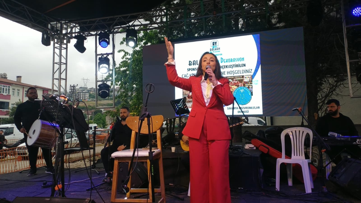 Serdivan’da düzenlenen Erzurum Cağ Kebabı Festivali’nin üçüncü günü, ünlü sanatçı Uğur Işılak’ın sahne aldığı muhteşem konserle adeta dolup taştı. Binlerce Sakaryalının akın ettiği festival alanında, coşku ve lezzet bir araya