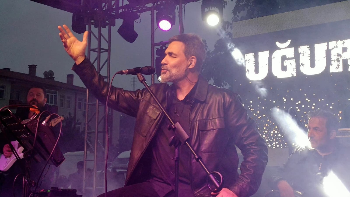 Serdivan’da düzenlenen Erzurum Cağ Kebabı Festivali’nin üçüncü günü, ünlü sanatçı Uğur Işılak’ın sahne aldığı muhteşem konserle adeta dolup taştı. Binlerce Sakaryalının akın ettiği festival alanında, coşku ve lezzet bir araya