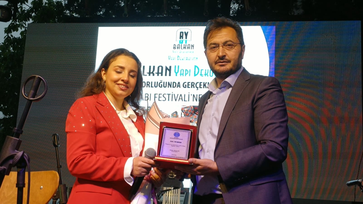 Serdivan’da düzenlenen Erzurum Cağ Kebabı Festivali’nin üçüncü günü, ünlü sanatçı Uğur Işılak’ın sahne aldığı muhteşem konserle adeta dolup taştı. Binlerce Sakaryalının akın ettiği festival alanında, coşku ve lezzet bir araya