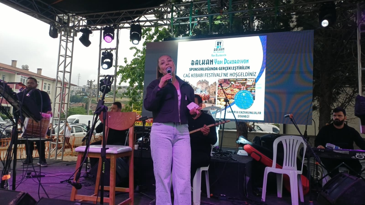 Serdivan’da düzenlenen Erzurum Cağ Kebabı Festivali’nin üçüncü günü, ünlü sanatçı Uğur Işılak’ın sahne aldığı muhteşem konserle adeta dolup taştı. Binlerce Sakaryalının akın ettiği festival alanında, coşku ve lezzet bir araya