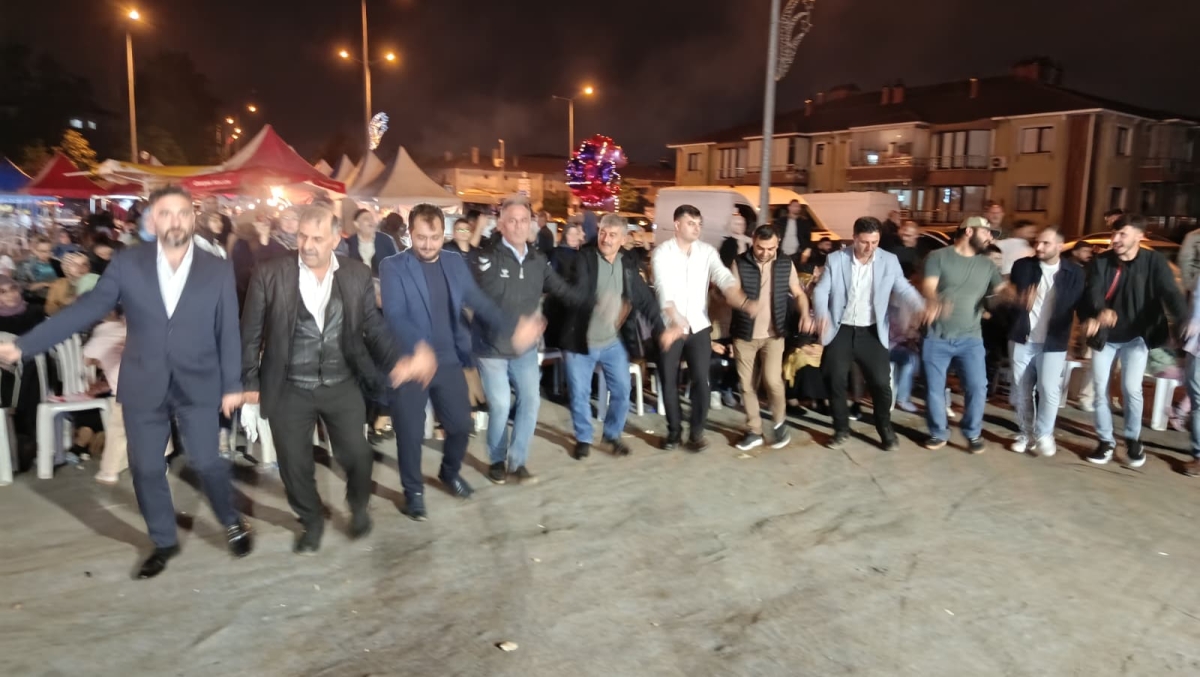 Serdivan’da düzenlenen Erzurum Cağ Kebabı Festivali’nin üçüncü günü, ünlü sanatçı Uğur Işılak’ın sahne aldığı muhteşem konserle adeta dolup taştı. Binlerce Sakaryalının akın ettiği festival alanında, coşku ve lezzet bir araya