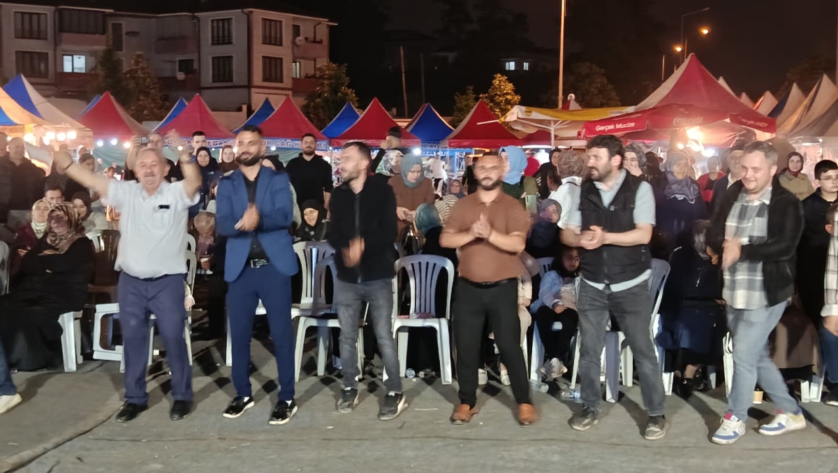 Serdivan’da düzenlenen Erzurum Cağ Kebabı Festivali’nin üçüncü günü, ünlü sanatçı Uğur Işılak’ın sahne aldığı muhteşem konserle adeta dolup taştı. Binlerce Sakaryalının akın ettiği festival alanında, coşku ve lezzet bir araya