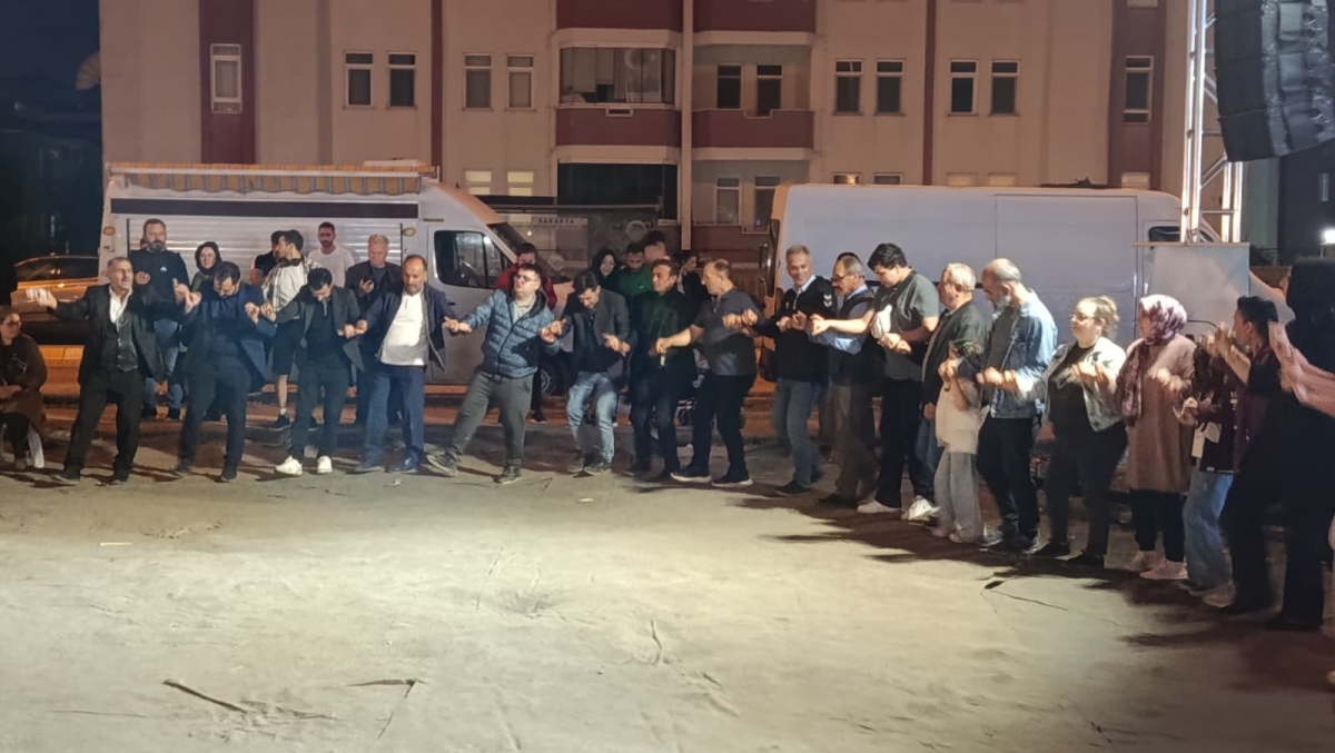 Serdivan’da düzenlenen Erzurum Cağ Kebabı Festivali’nin üçüncü günü, ünlü sanatçı Uğur Işılak’ın sahne aldığı muhteşem konserle adeta dolup taştı. Binlerce Sakaryalının akın ettiği festival alanında, coşku ve lezzet bir araya