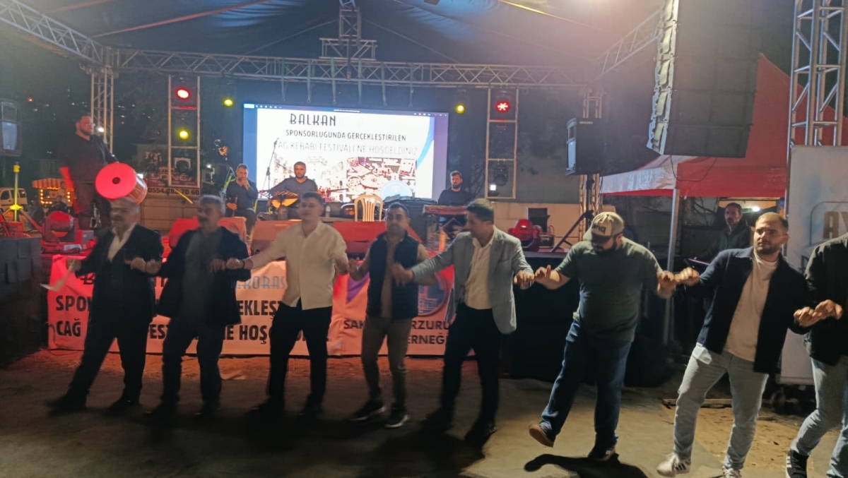 Serdivan’da düzenlenen Erzurum Cağ Kebabı Festivali’nin üçüncü günü, ünlü sanatçı Uğur Işılak’ın sahne aldığı muhteşem konserle adeta dolup taştı. Binlerce Sakaryalının akın ettiği festival alanında, coşku ve lezzet bir araya