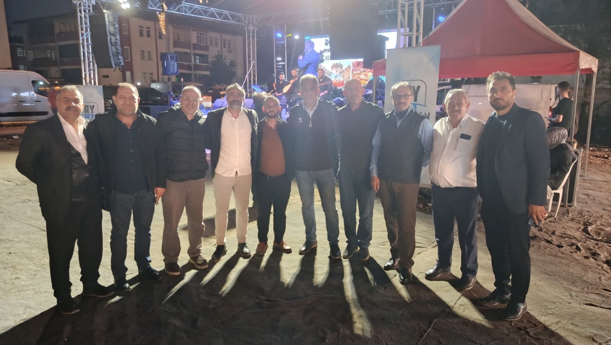 Serdivan’da düzenlenen Erzurum Cağ Kebabı Festivali’nin üçüncü günü, ünlü sanatçı Uğur Işılak’ın sahne aldığı muhteşem konserle adeta dolup taştı. Binlerce Sakaryalının akın ettiği festival alanında, coşku ve lezzet bir araya