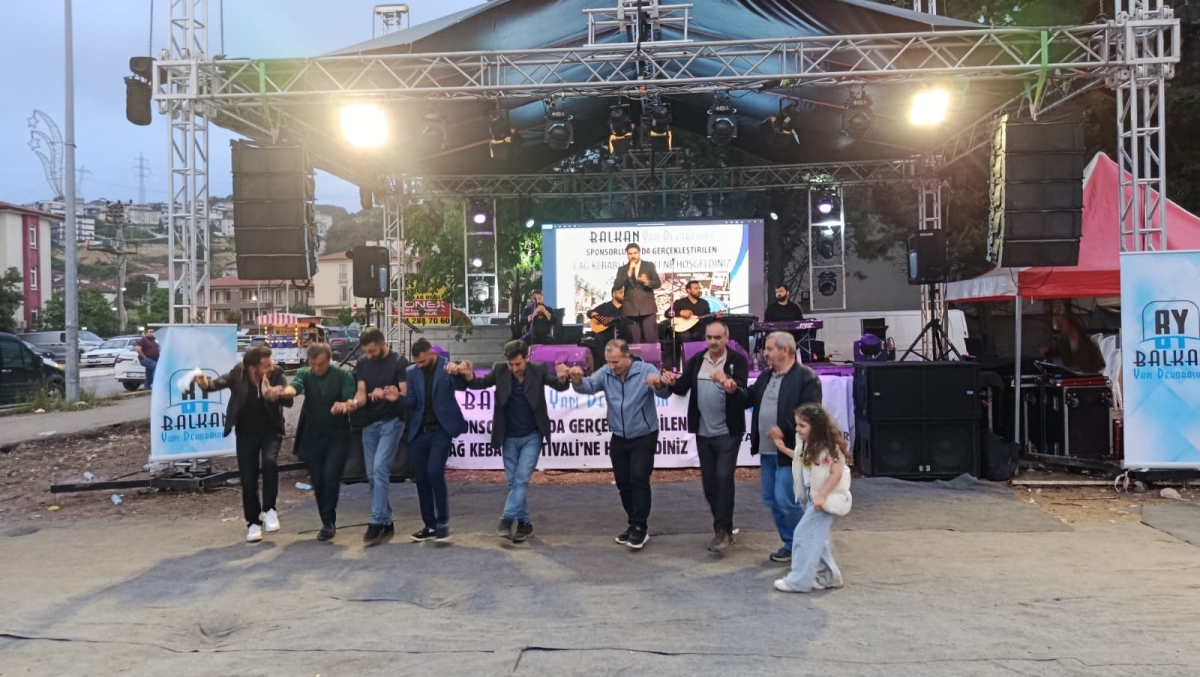 Serdivan’da düzenlenen Erzurum Cağ Kebabı Festivali’nin üçüncü günü, ünlü sanatçı Uğur Işılak’ın sahne aldığı muhteşem konserle adeta dolup taştı. Binlerce Sakaryalının akın ettiği festival alanında, coşku ve lezzet bir araya