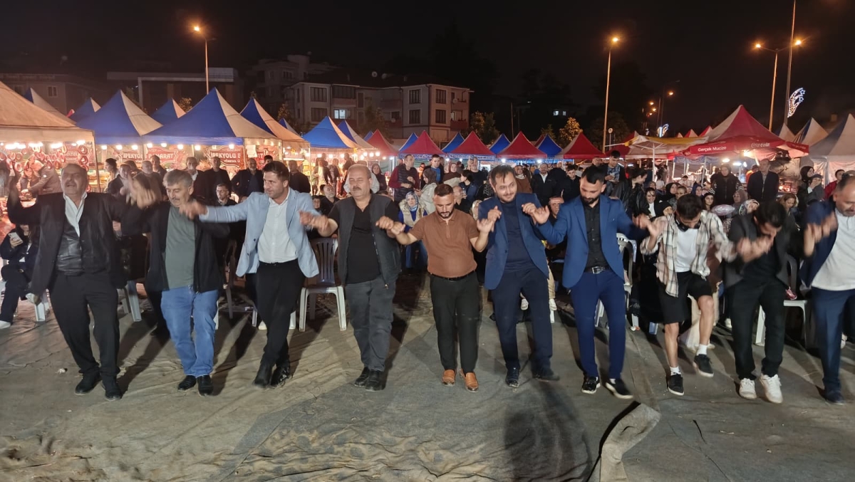 Serdivan’da düzenlenen Erzurum Cağ Kebabı Festivali’nin üçüncü günü, ünlü sanatçı Uğur Işılak’ın sahne aldığı muhteşem konserle adeta dolup taştı. Binlerce Sakaryalının akın ettiği festival alanında, coşku ve lezzet bir araya