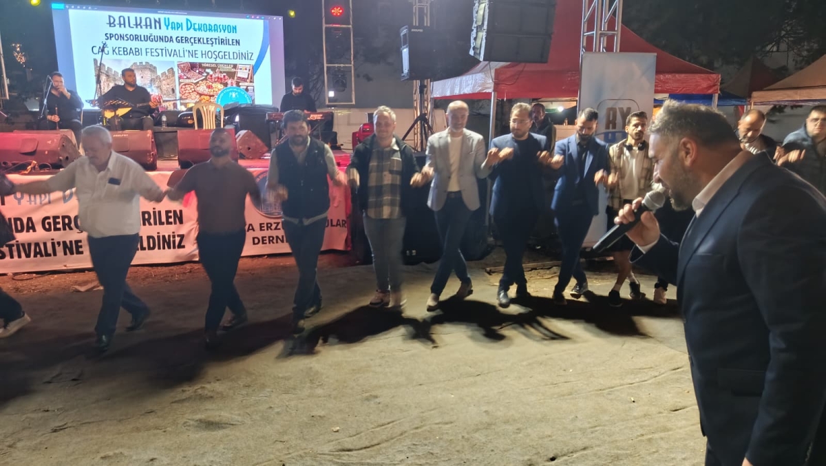Serdivan’da düzenlenen Erzurum Cağ Kebabı Festivali’nin üçüncü günü, ünlü sanatçı Uğur Işılak’ın sahne aldığı muhteşem konserle adeta dolup taştı. Binlerce Sakaryalının akın ettiği festival alanında, coşku ve lezzet bir araya