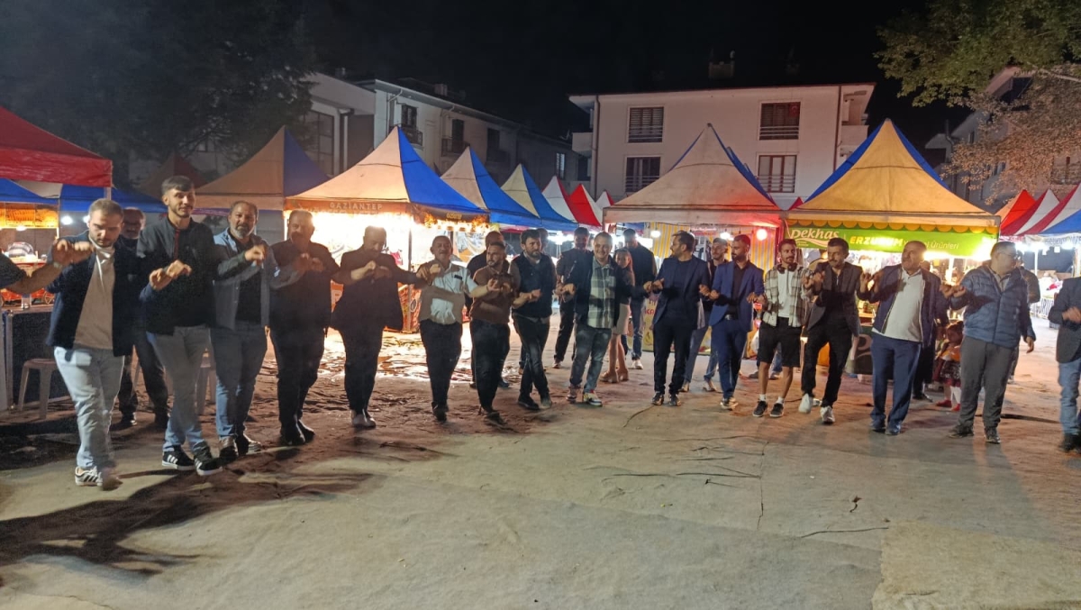 Serdivan’da düzenlenen Erzurum Cağ Kebabı Festivali’nin üçüncü günü, ünlü sanatçı Uğur Işılak’ın sahne aldığı muhteşem konserle adeta dolup taştı. Binlerce Sakaryalının akın ettiği festival alanında, coşku ve lezzet bir araya