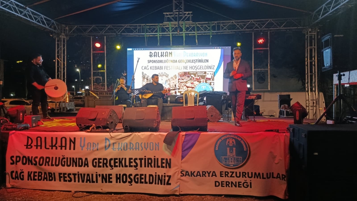 Serdivan’da düzenlenen Erzurum Cağ Kebabı Festivali’nin üçüncü günü, ünlü sanatçı Uğur Işılak’ın sahne aldığı muhteşem konserle adeta dolup taştı. Binlerce Sakaryalının akın ettiği festival alanında, coşku ve lezzet bir araya