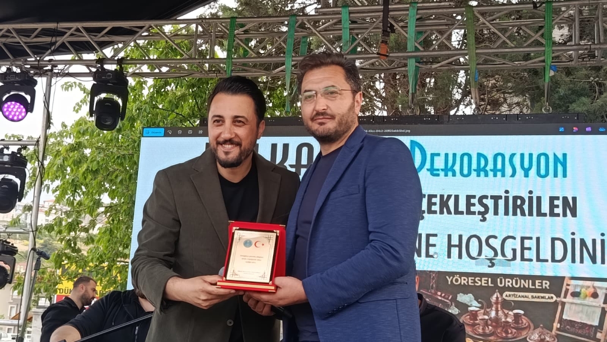 Serdivan’da düzenlenen Erzurum Cağ Kebabı Festivali’nin üçüncü günü, ünlü sanatçı Uğur Işılak’ın sahne aldığı muhteşem konserle adeta dolup taştı. Binlerce Sakaryalının akın ettiği festival alanında, coşku ve lezzet bir araya