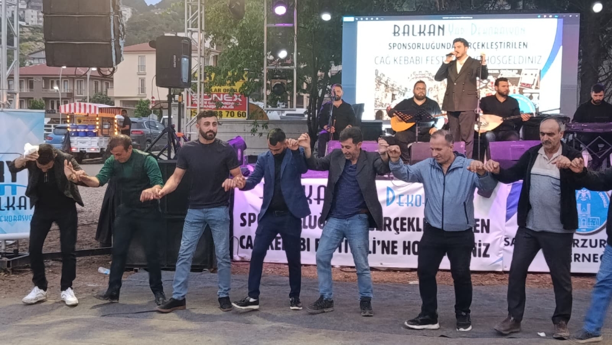 Serdivan’da düzenlenen Erzurum Cağ Kebabı Festivali’nin üçüncü günü, ünlü sanatçı Uğur Işılak’ın sahne aldığı muhteşem konserle adeta dolup taştı. Binlerce Sakaryalının akın ettiği festival alanında, coşku ve lezzet bir araya