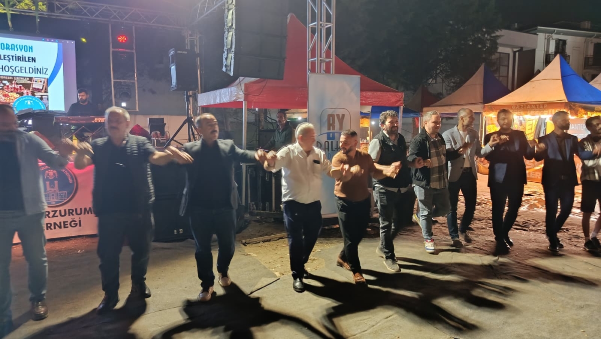Serdivan’da düzenlenen Erzurum Cağ Kebabı Festivali’nin üçüncü günü, ünlü sanatçı Uğur Işılak’ın sahne aldığı muhteşem konserle adeta dolup taştı. Binlerce Sakaryalının akın ettiği festival alanında, coşku ve lezzet bir araya