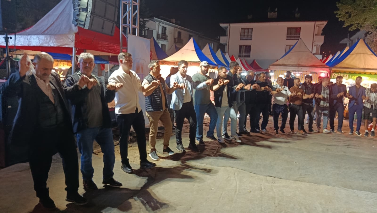 Serdivan’da düzenlenen Erzurum Cağ Kebabı Festivali’nin üçüncü günü, ünlü sanatçı Uğur Işılak’ın sahne aldığı muhteşem konserle adeta dolup taştı. Binlerce Sakaryalının akın ettiği festival alanında, coşku ve lezzet bir araya
