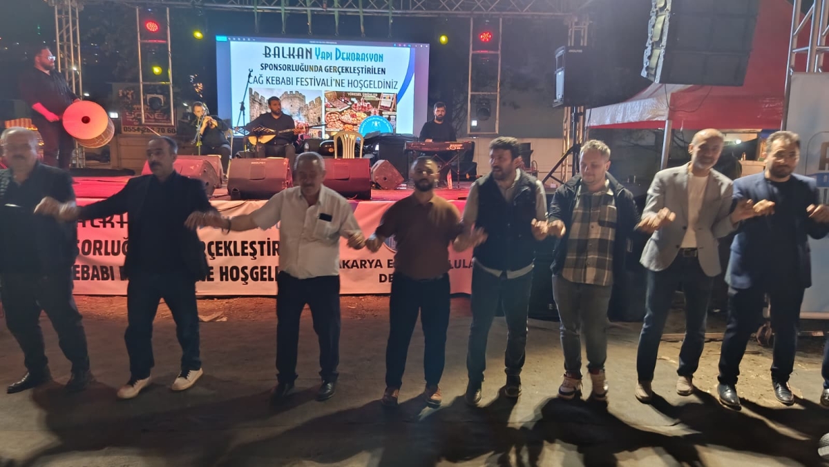 Serdivan’da düzenlenen Erzurum Cağ Kebabı Festivali’nin üçüncü günü, ünlü sanatçı Uğur Işılak’ın sahne aldığı muhteşem konserle adeta dolup taştı. Binlerce Sakaryalının akın ettiği festival alanında, coşku ve lezzet bir araya