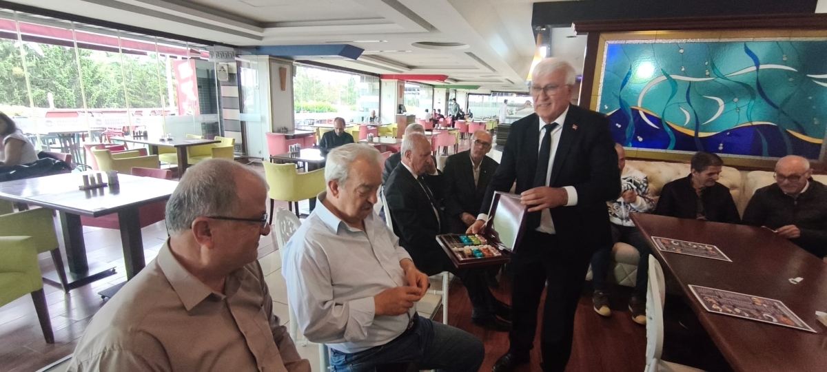 VEFA BULUŞMASINDA BAYRAM COŞKUSU: İSMAİL ERGÜL VE DAVA ARKADAŞLARI BİR ARAYA GELDİ! (GÜNÜN ÖNE ÇIKAN FOTOĞRAF KARELERİ )