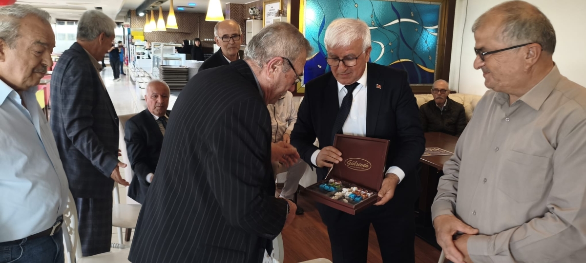 VEFA BULUŞMASINDA BAYRAM COŞKUSU: İSMAİL ERGÜL VE DAVA ARKADAŞLARI BİR ARAYA GELDİ! (GÜNÜN ÖNE ÇIKAN FOTOĞRAF KARELERİ )