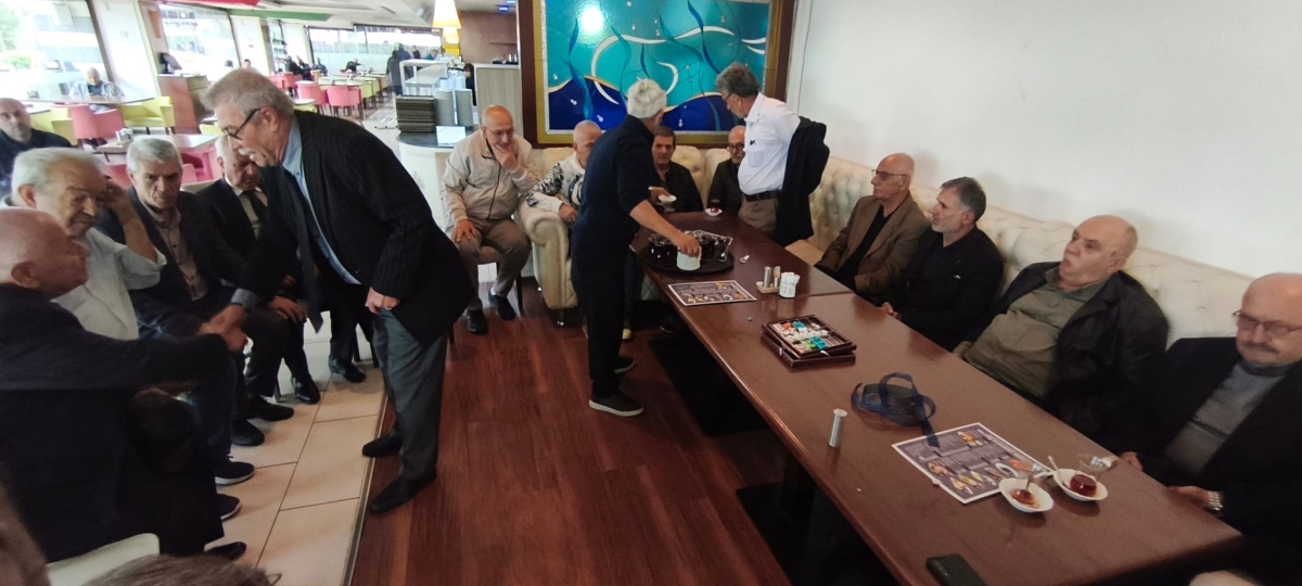 VEFA BULUŞMASINDA BAYRAM COŞKUSU: İSMAİL ERGÜL VE DAVA ARKADAŞLARI BİR ARAYA GELDİ! (GÜNÜN ÖNE ÇIKAN FOTOĞRAF KARELERİ )
