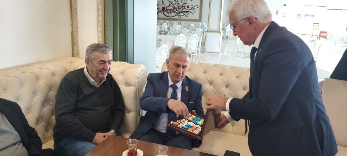 VEFA BULUŞMASINDA BAYRAM COŞKUSU: İSMAİL ERGÜL VE DAVA ARKADAŞLARI BİR ARAYA GELDİ! (GÜNÜN ÖNE ÇIKAN FOTOĞRAF KARELERİ )