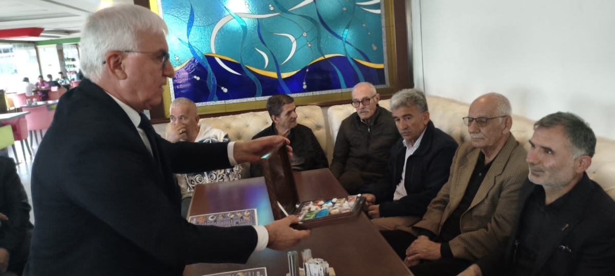 VEFA BULUŞMASINDA BAYRAM COŞKUSU: İSMAİL ERGÜL VE DAVA ARKADAŞLARI BİR ARAYA GELDİ! (GÜNÜN ÖNE ÇIKAN FOTOĞRAF KARELERİ )
