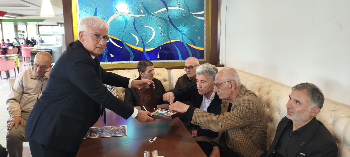 VEFA BULUŞMASINDA BAYRAM COŞKUSU: İSMAİL ERGÜL VE DAVA ARKADAŞLARI BİR ARAYA GELDİ! (GÜNÜN ÖNE ÇIKAN FOTOĞRAF KARELERİ )