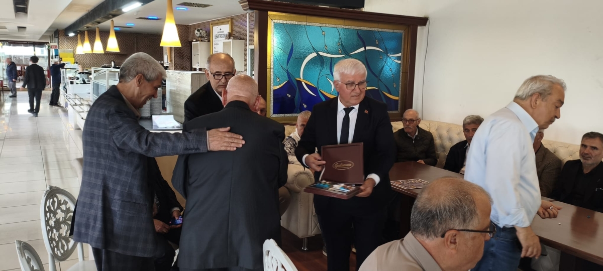 VEFA BULUŞMASINDA BAYRAM COŞKUSU: İSMAİL ERGÜL VE DAVA ARKADAŞLARI BİR ARAYA GELDİ! (GÜNÜN ÖNE ÇIKAN FOTOĞRAF KARELERİ )