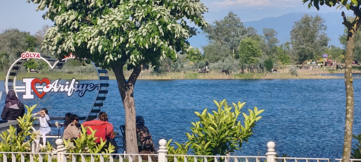 SAKARYA’DA GİRİŞLERİN ÜCRETSİZ OLDUĞU DOĞA CENNETİ: ARİFİYE GÖLYA TABİAT PARKI ZİYARETÇİLERİNİ BÜYÜLÜYOR! (GÜNÜN ÖNE ÇIKAN FOTOĞRAF KARELERİ )