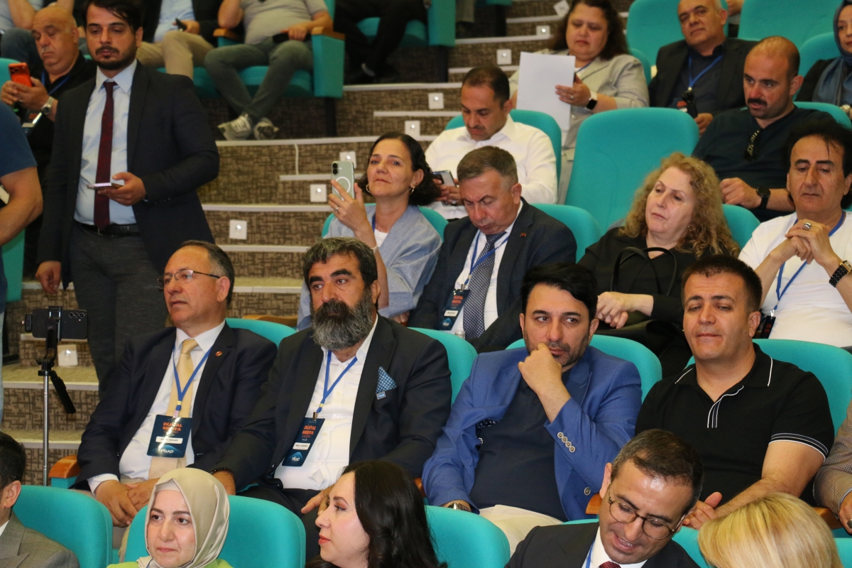 81 ilden ve ulusal medyadan gelen 160 gazeteci, Türk basınının ve dijital medyanın geleceğini tartışmak üzere Kırşehir’de buluştu.