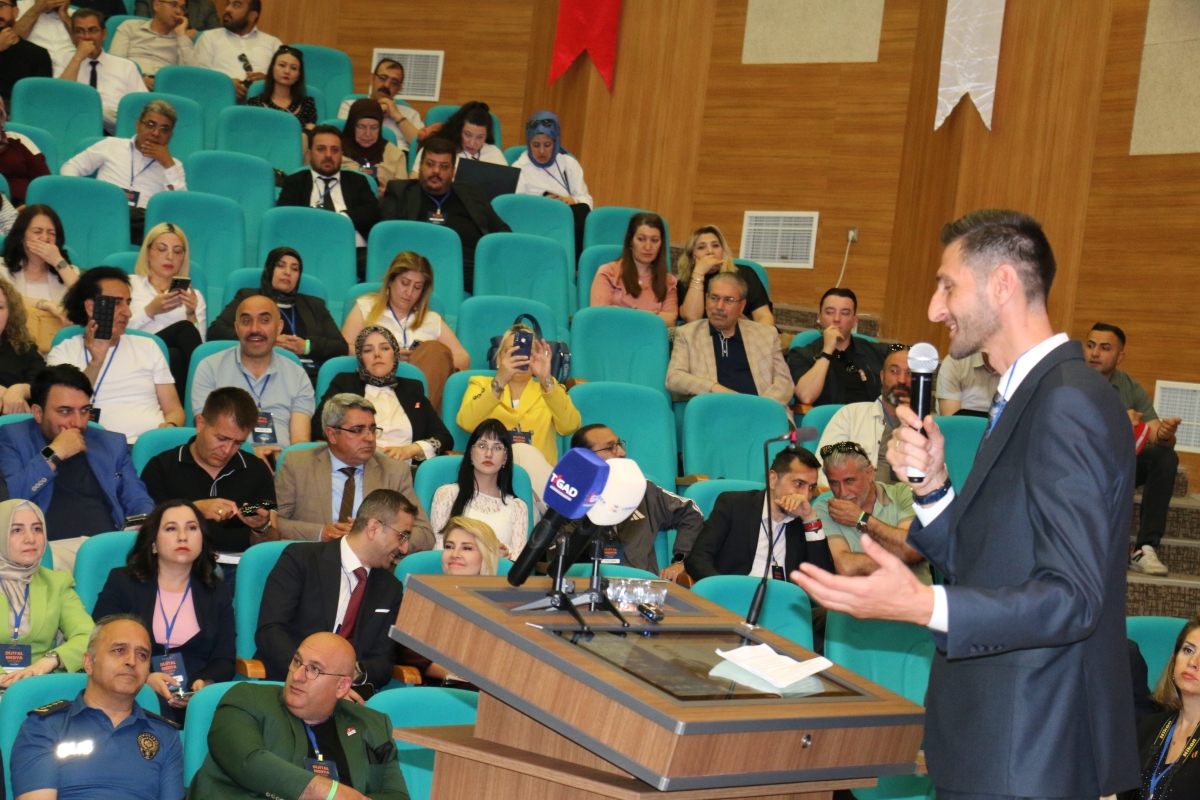 81 ilden ve ulusal medyadan gelen 160 gazeteci, Türk basınının ve dijital medyanın geleceğini tartışmak üzere Kırşehir’de buluştu.