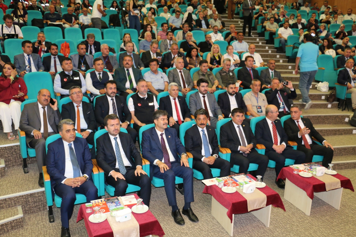 81 ilden ve ulusal medyadan gelen 160 gazeteci, Türk basınının ve dijital medyanın geleceğini tartışmak üzere Kırşehir’de buluştu.