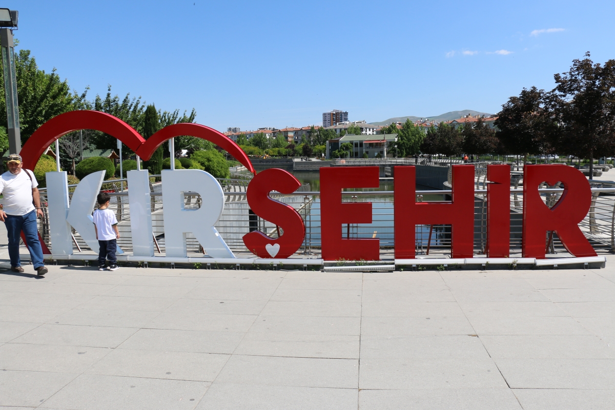81 ilden ve ulusal medyadan gelen 160 gazeteci, Türk basınının ve dijital medyanın geleceğini tartışmak üzere Kırşehir’de buluştu.