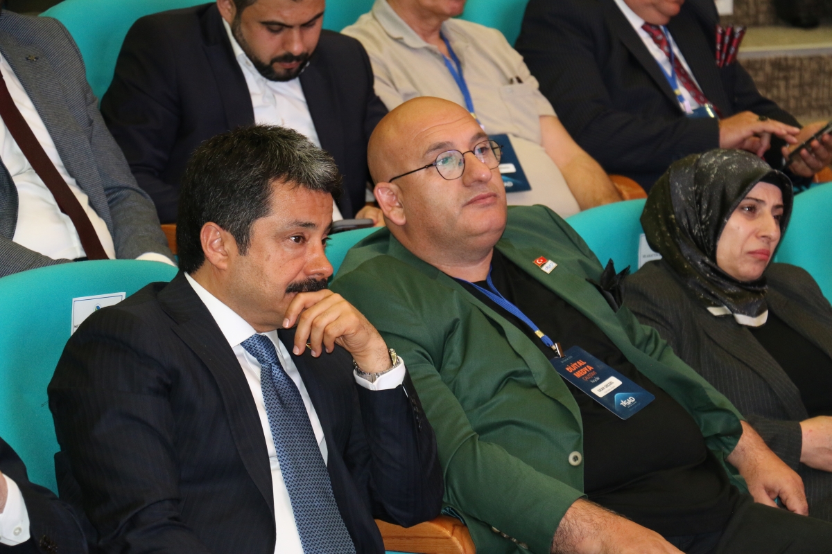 81 ilden ve ulusal medyadan gelen 160 gazeteci, Türk basınının ve dijital medyanın geleceğini tartışmak üzere Kırşehir’de buluştu.