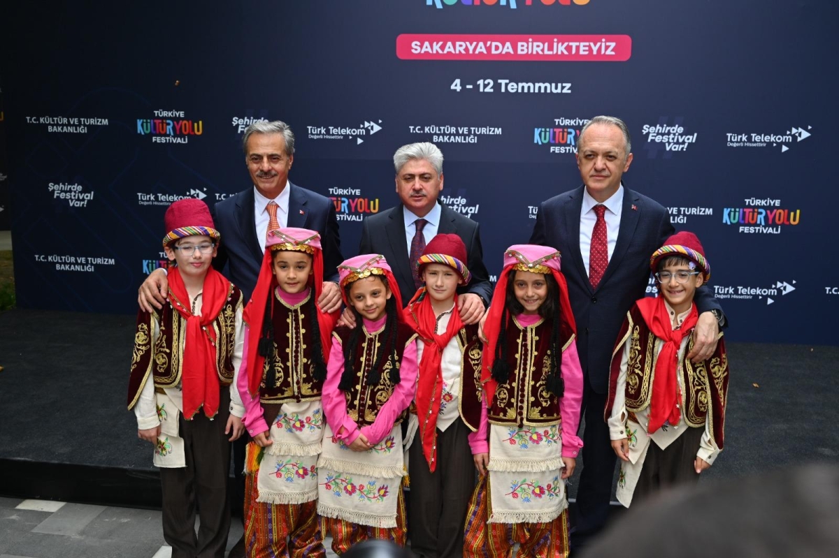 Türkiye Kültür Yolu Festivali, dokuzuncu durağı olan Sakarya’da büyük bir coşkuyla başladı. 4-12 Temmuz tarihleri arasında şehri kültür, sanat ve gastronomi rotasına dönüştüren festival, 186 farklı etkinlikle Sakarya