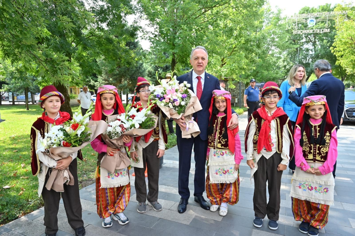 Türkiye Kültür Yolu Festivali, dokuzuncu durağı olan Sakarya’da büyük bir coşkuyla başladı. 4-12 Temmuz tarihleri arasında şehri kültür, sanat ve gastronomi rotasına dönüştüren festival, 186 farklı etkinlikle Sakarya