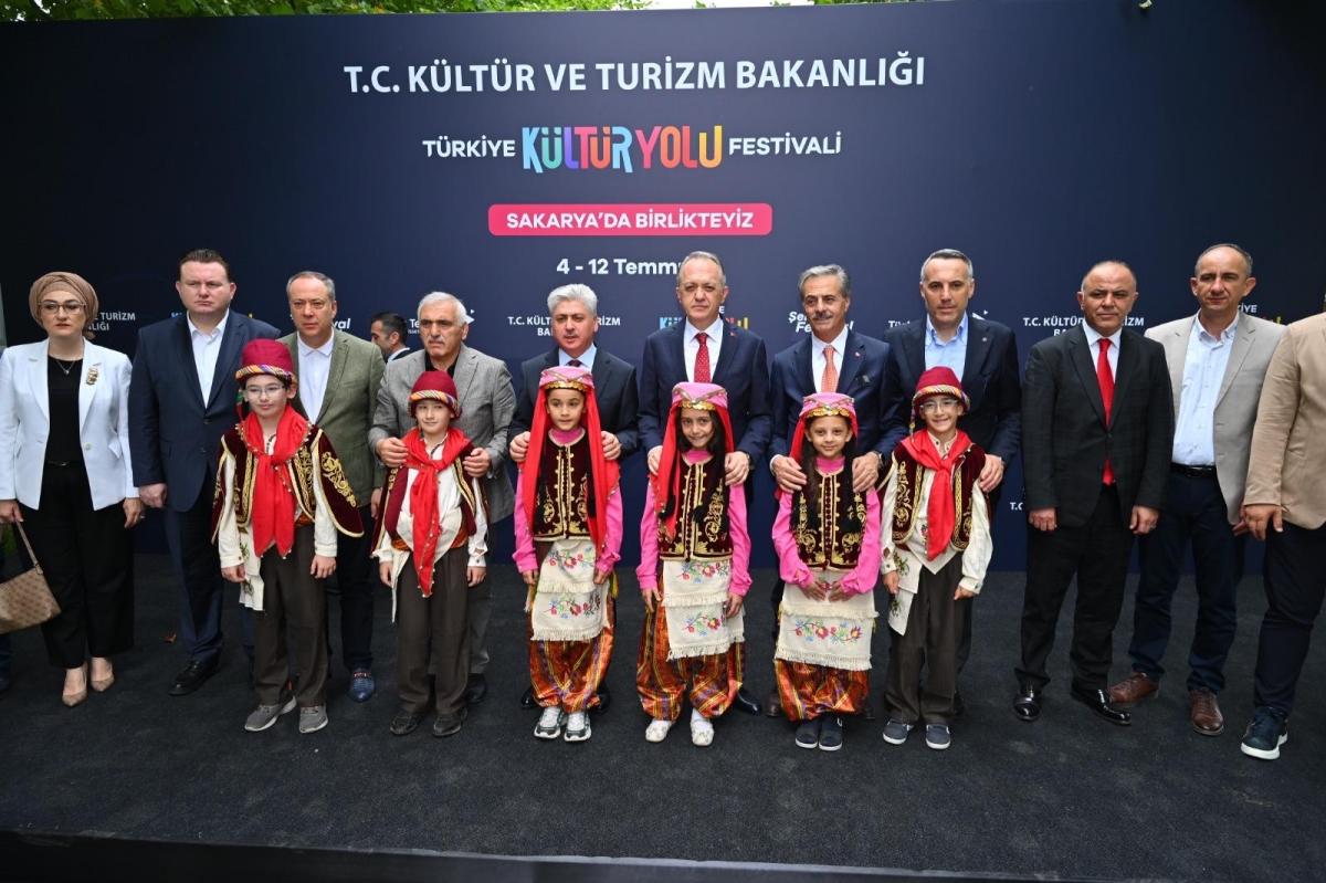 Türkiye Kültür Yolu Festivali, dokuzuncu durağı olan Sakarya’da büyük bir coşkuyla başladı. 4-12 Temmuz tarihleri arasında şehri kültür, sanat ve gastronomi rotasına dönüştüren festival, 186 farklı etkinlikle Sakarya