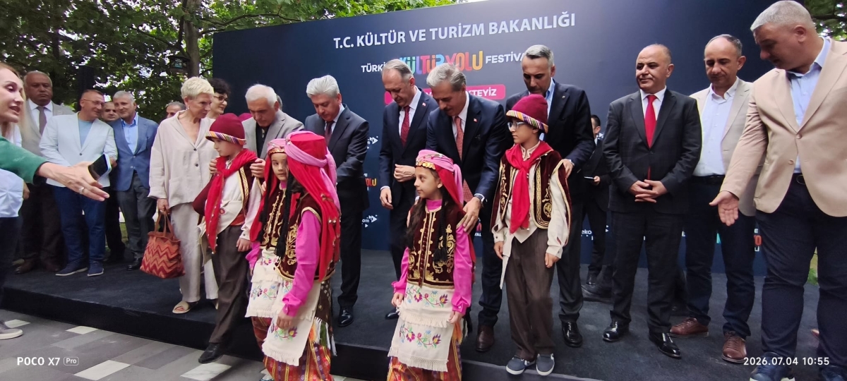 Türkiye Kültür Yolu Festivali, dokuzuncu durağı olan Sakarya’da büyük bir coşkuyla başladı. 4-12 Temmuz tarihleri arasında şehri kültür, sanat ve gastronomi rotasına dönüştüren festival, 186 farklı etkinlikle Sakarya