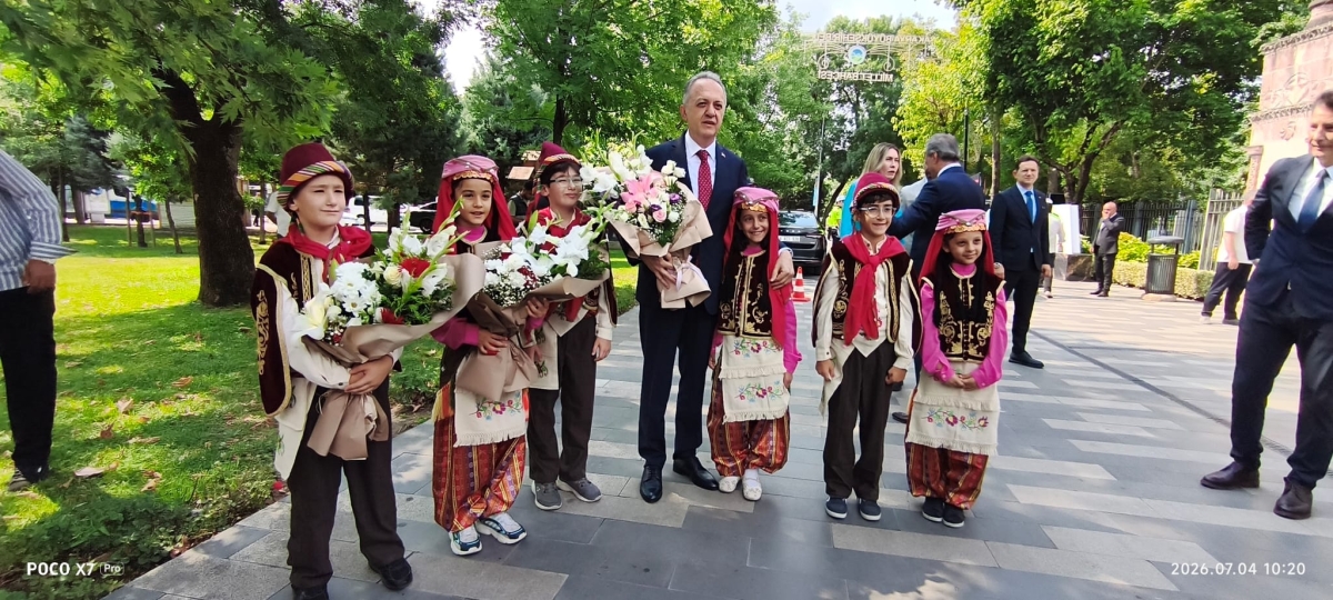 Türkiye Kültür Yolu Festivali, dokuzuncu durağı olan Sakarya’da büyük bir coşkuyla başladı. 4-12 Temmuz tarihleri arasında şehri kültür, sanat ve gastronomi rotasına dönüştüren festival, 186 farklı etkinlikle Sakarya