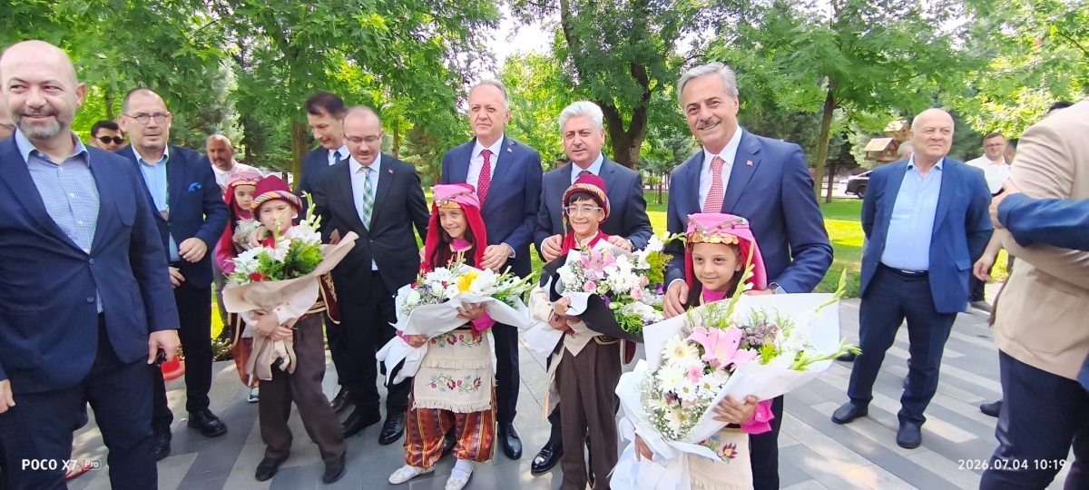 Türkiye Kültür Yolu Festivali, dokuzuncu durağı olan Sakarya’da büyük bir coşkuyla başladı. 4-12 Temmuz tarihleri arasında şehri kültür, sanat ve gastronomi rotasına dönüştüren festival, 186 farklı etkinlikle Sakarya
