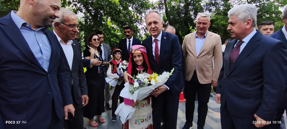 Türkiye Kültür Yolu Festivali, dokuzuncu durağı olan Sakarya’da büyük bir coşkuyla başladı. 4-12 Temmuz tarihleri arasında şehri kültür, sanat ve gastronomi rotasına dönüştüren festival, 186 farklı etkinlikle Sakarya