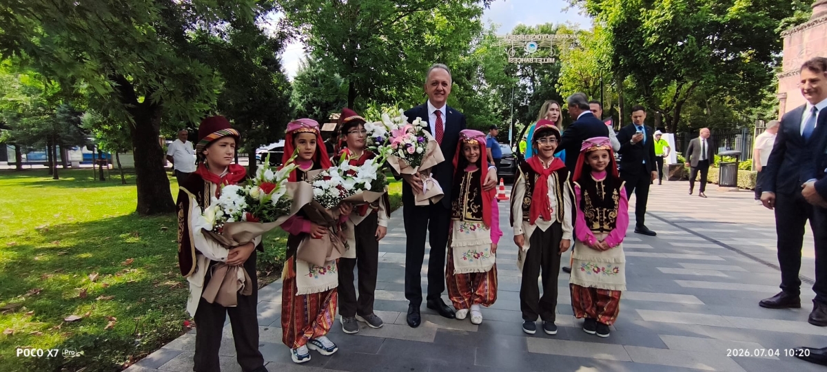 Türkiye Kültür Yolu Festivali, dokuzuncu durağı olan Sakarya’da büyük bir coşkuyla başladı. 4-12 Temmuz tarihleri arasında şehri kültür, sanat ve gastronomi rotasına dönüştüren festival, 186 farklı etkinlikle Sakarya