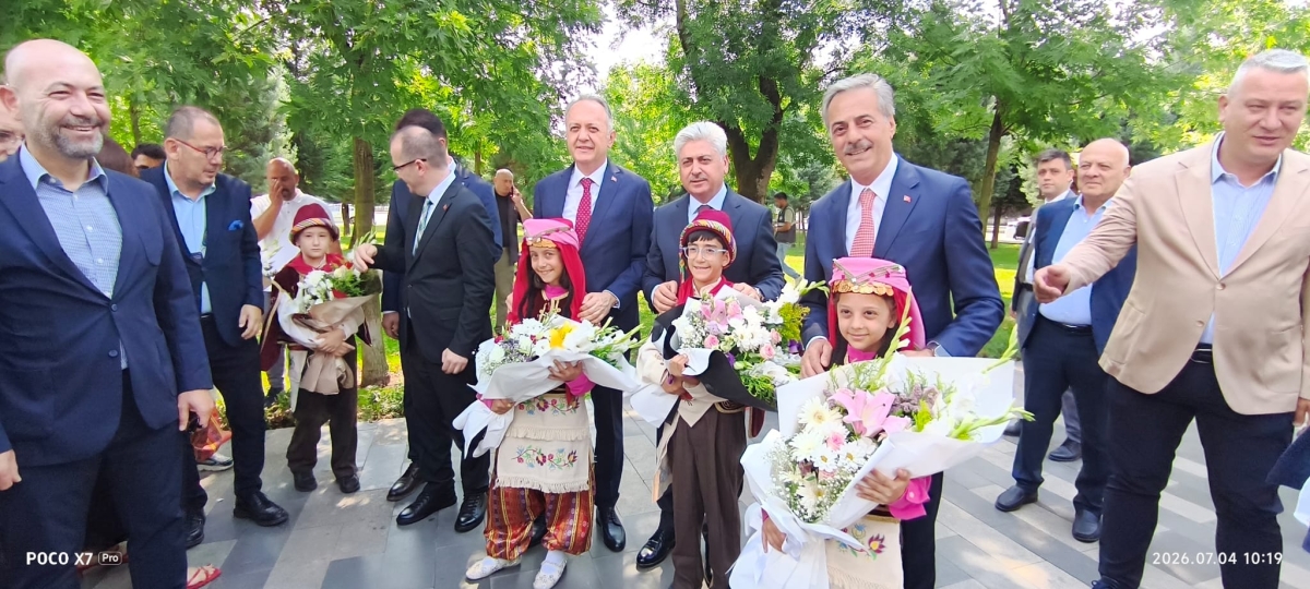 Türkiye Kültür Yolu Festivali, dokuzuncu durağı olan Sakarya’da büyük bir coşkuyla başladı. 4-12 Temmuz tarihleri arasında şehri kültür, sanat ve gastronomi rotasına dönüştüren festival, 186 farklı etkinlikle Sakarya