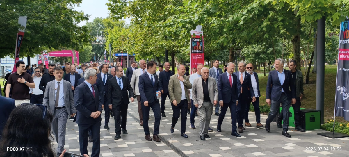 Türkiye Kültür Yolu Festivali, dokuzuncu durağı olan Sakarya’da büyük bir coşkuyla başladı. 4-12 Temmuz tarihleri arasında şehri kültür, sanat ve gastronomi rotasına dönüştüren festival, 186 farklı etkinlikle Sakarya